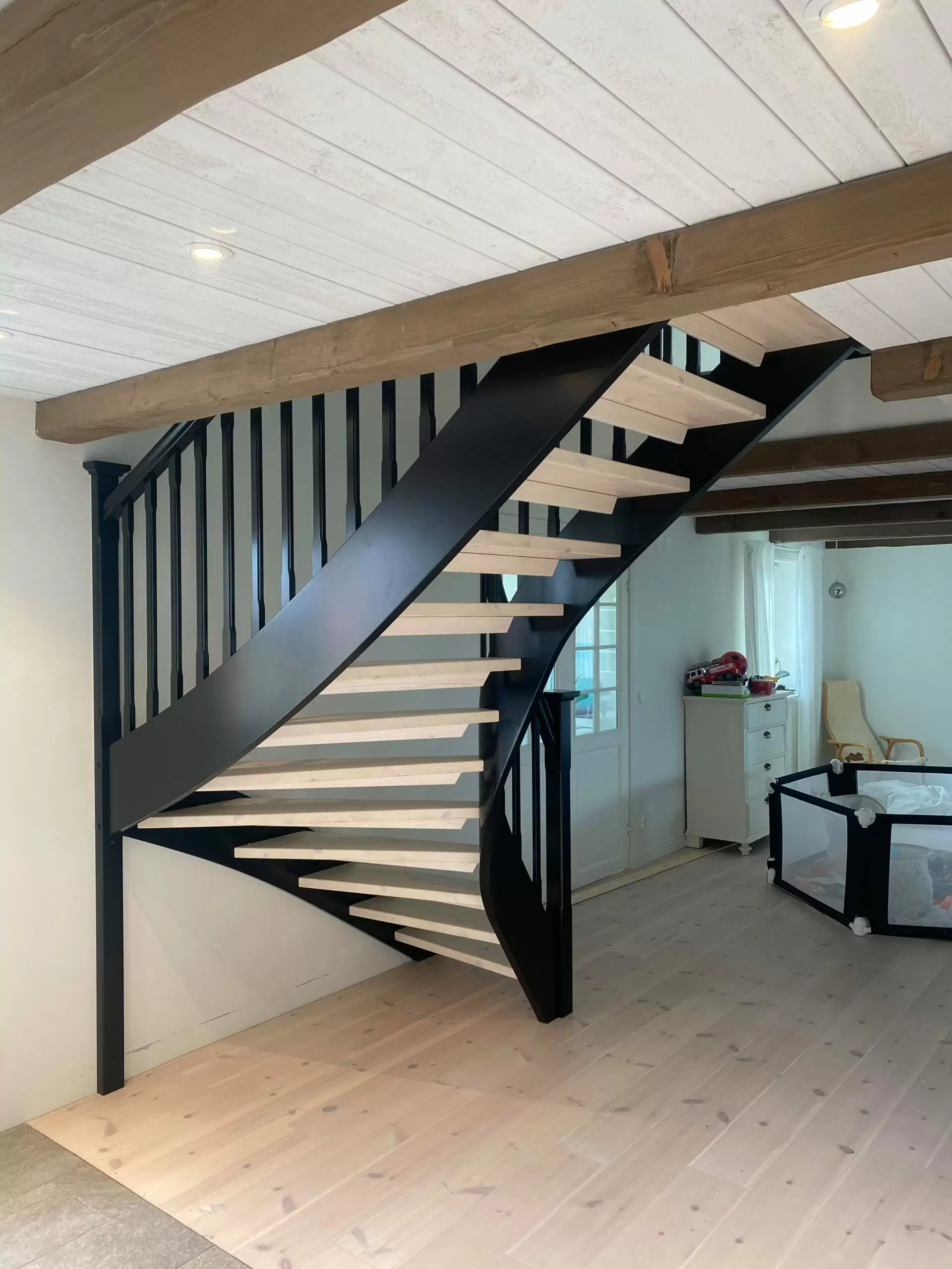 modernt svart räcke till ljus trätrappa