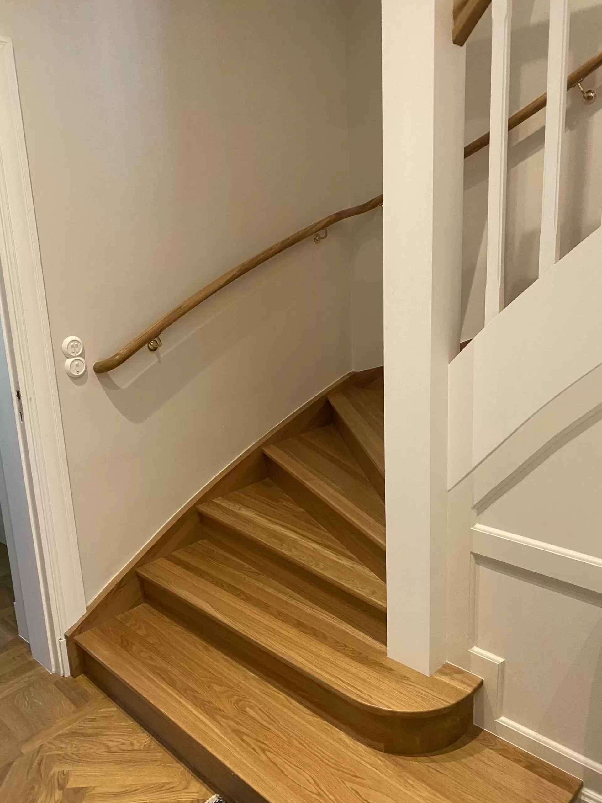 trappavsats, trappa i trä med vita detaljer