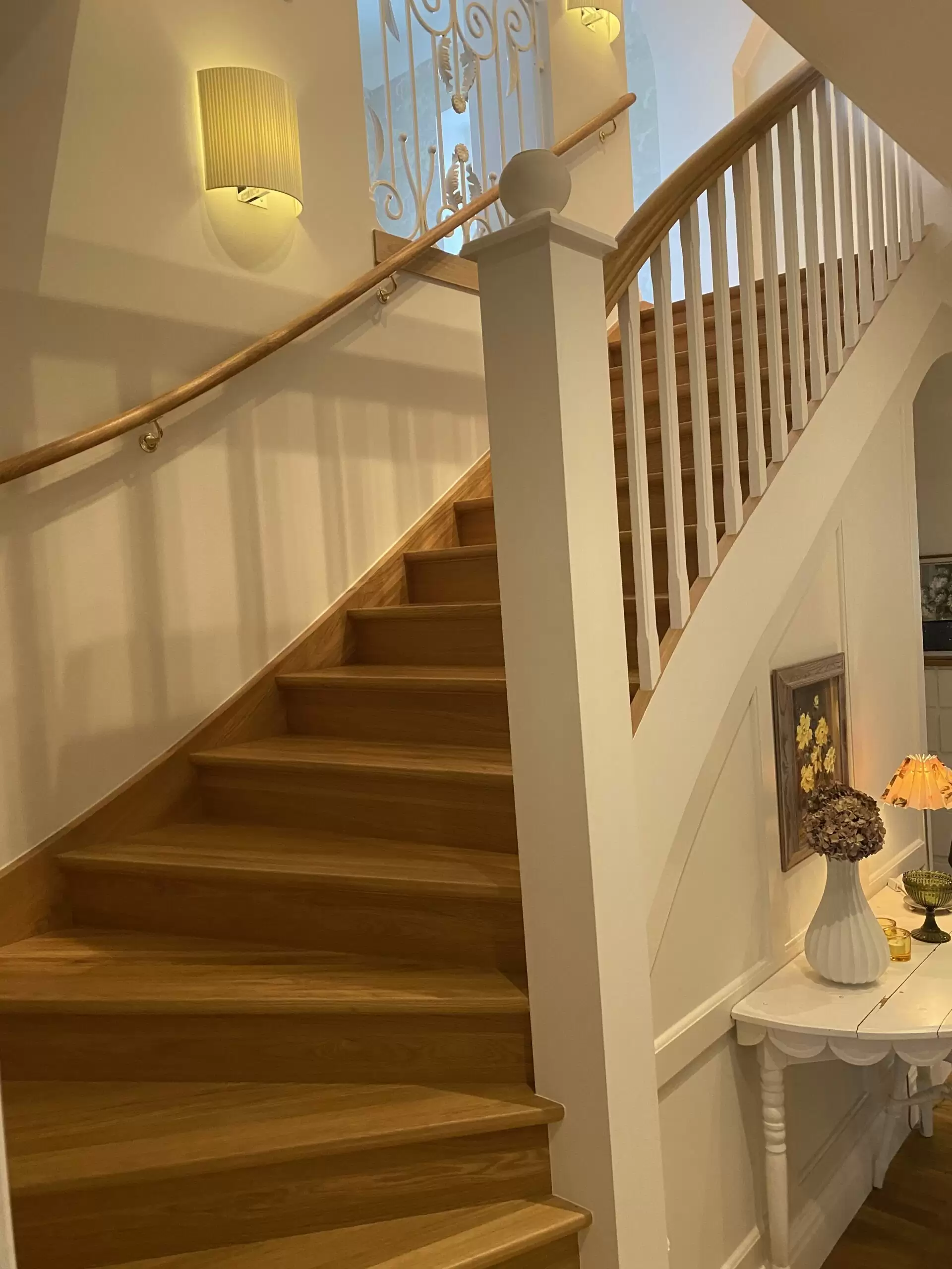 trappa i trä, vitt staket och träräcke