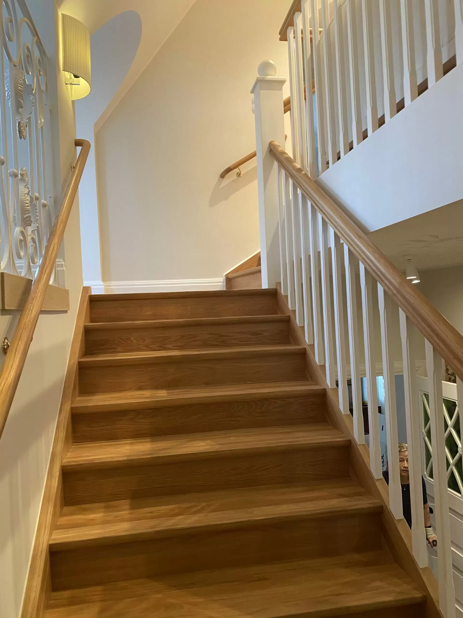 modern trätrappa med vitt räcke