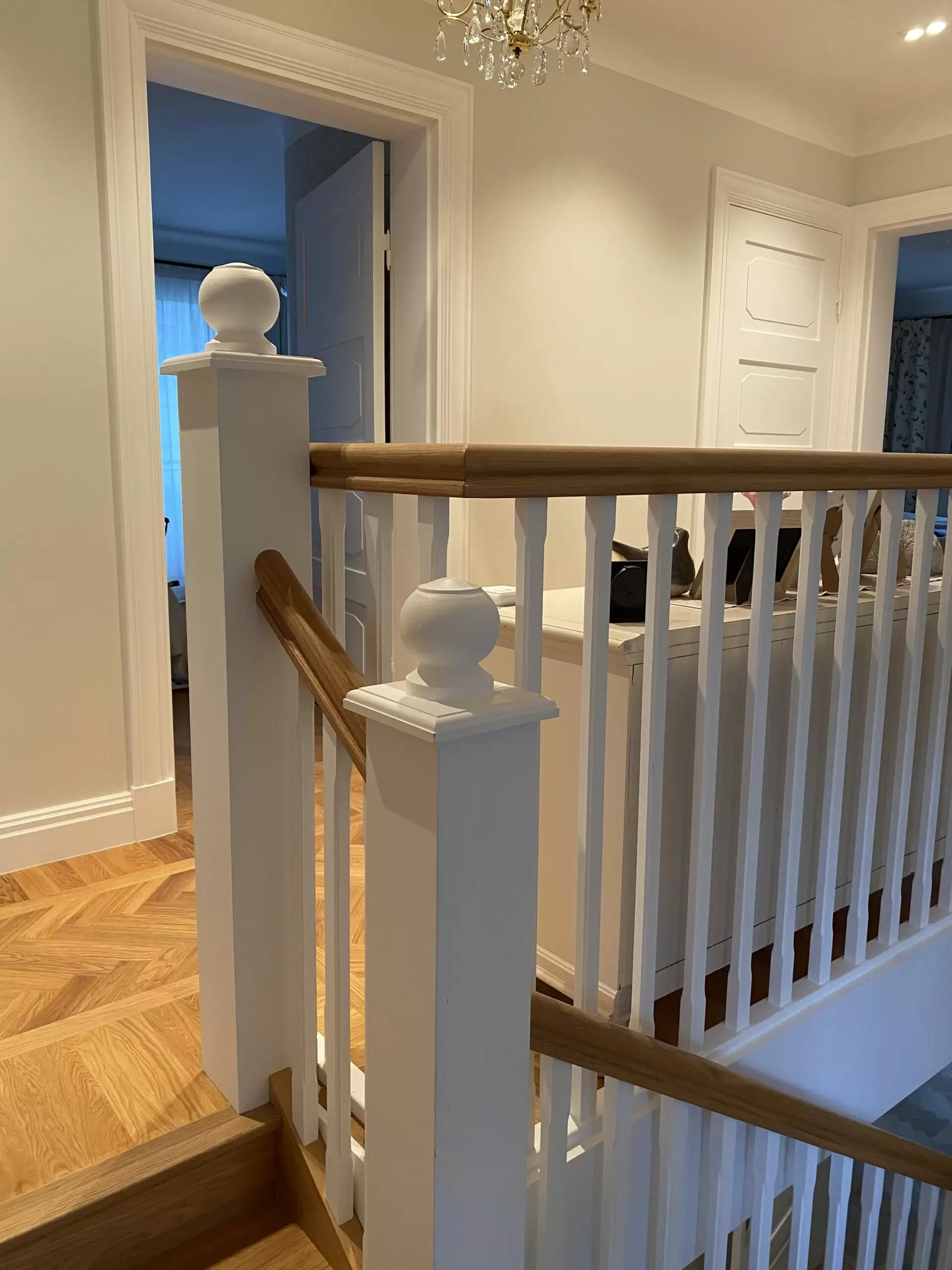 vit trappa med trä detaljer