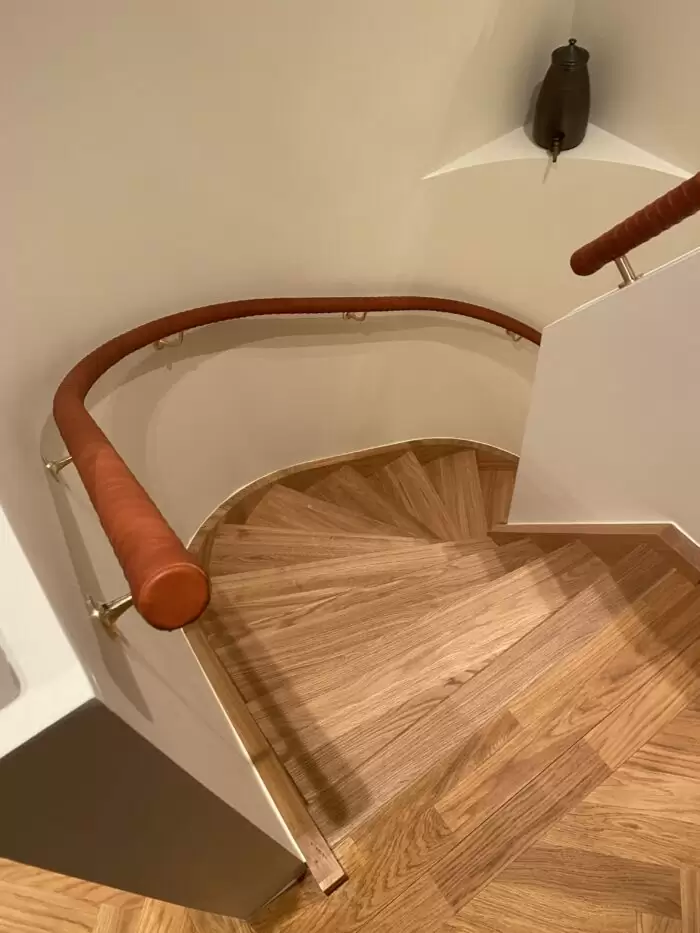 parkett trappa svängd med träräcke