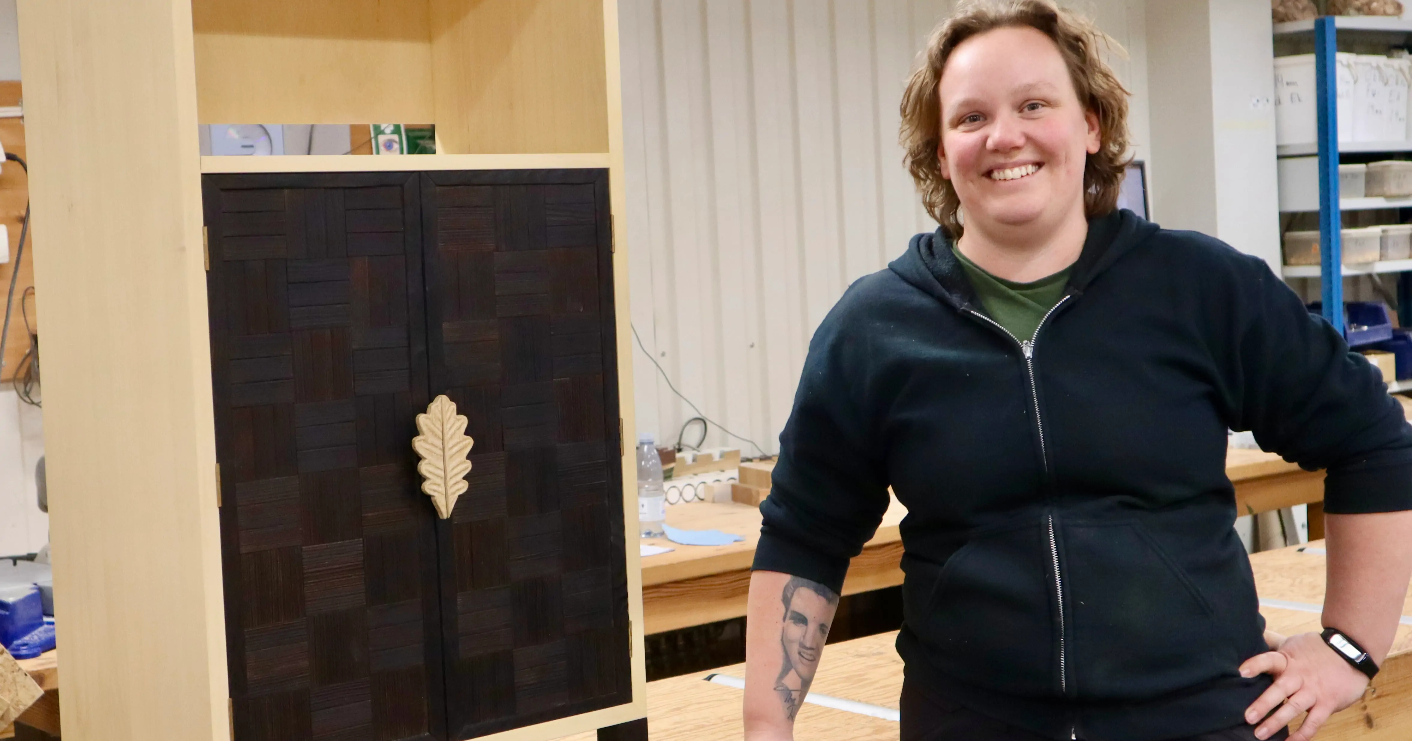Elna som studerar gör sin APL i Snickerifabriken.