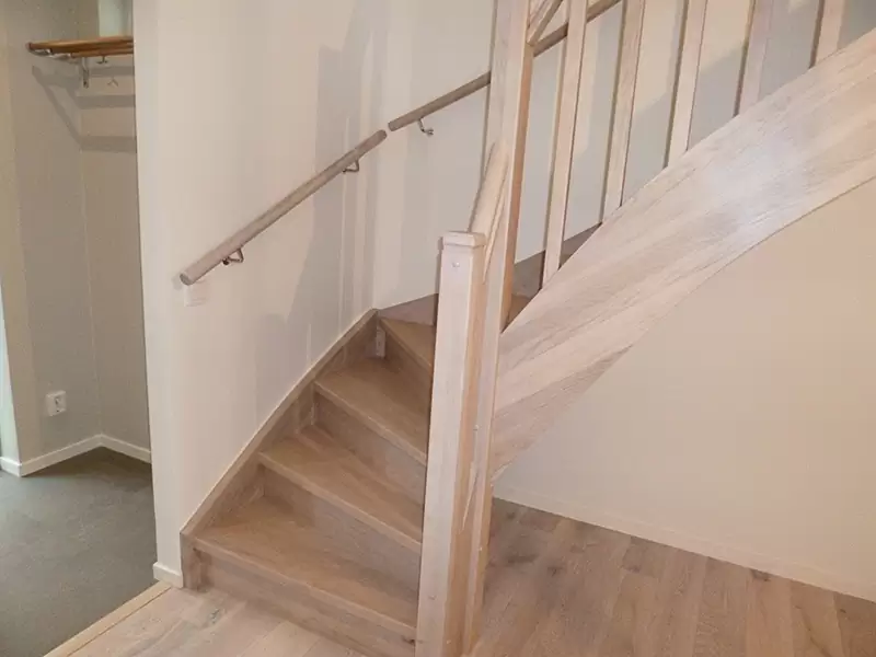 Trätrappa i ek inomhus.