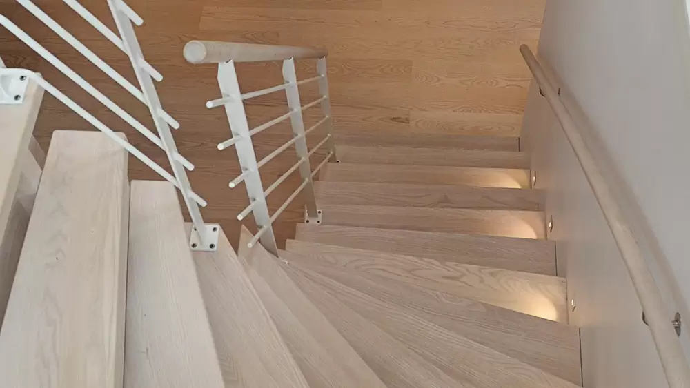 Ljus trätrappa i ek inomhus.