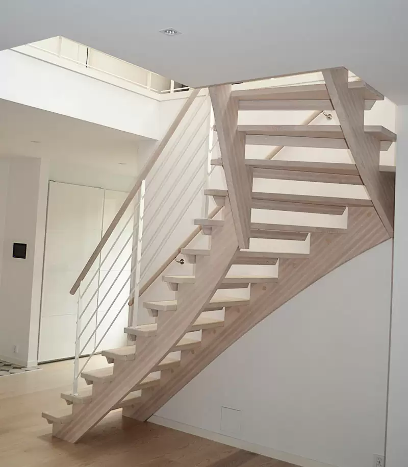 Ljus trätrappa i ek inomhus.