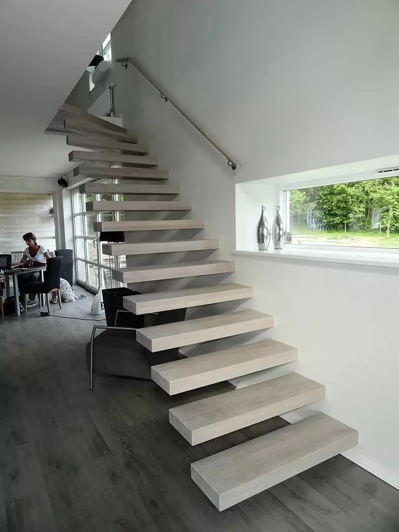 Flytande trappa med svävande trappsteg.