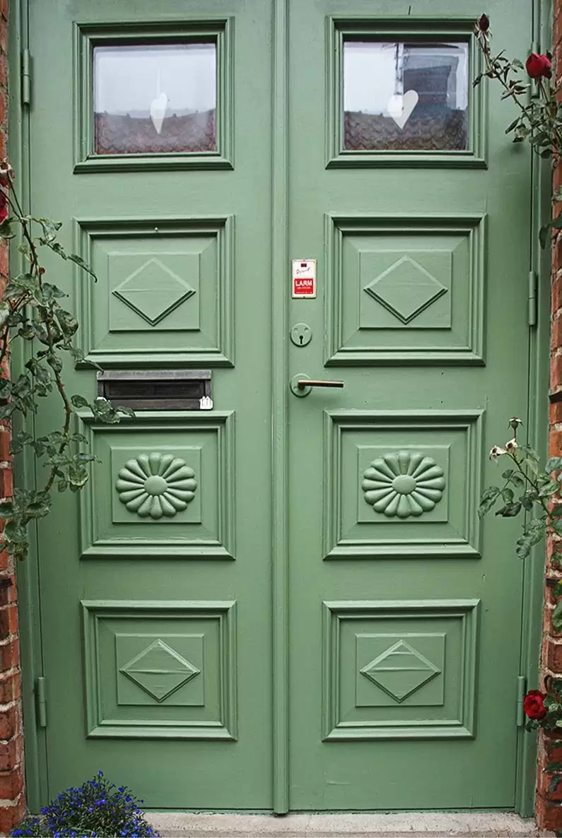 Grön ytterdörr.