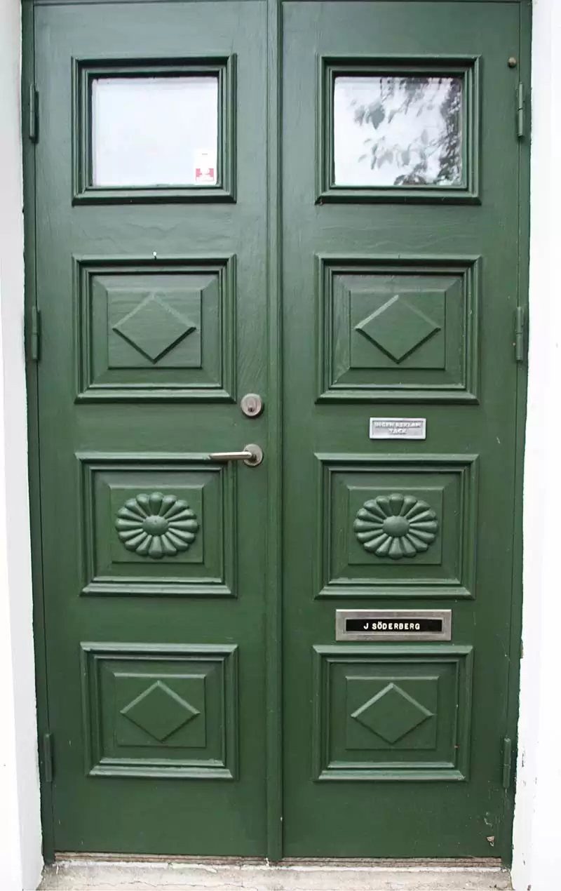Grön ytterdörr.