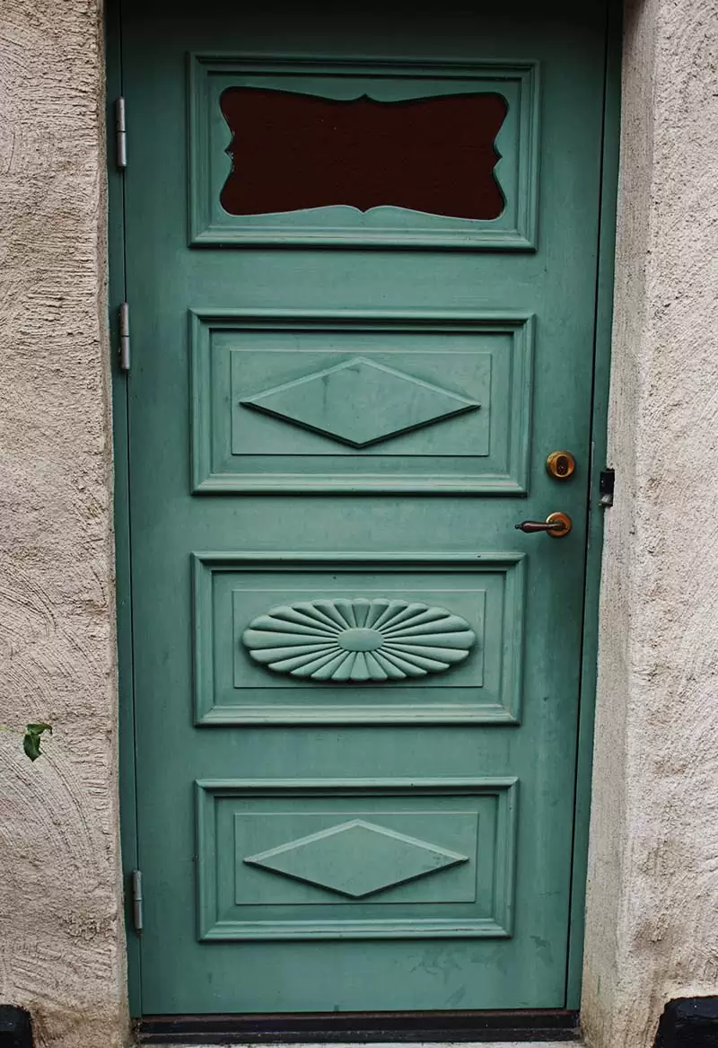 Grön ytterdörr.