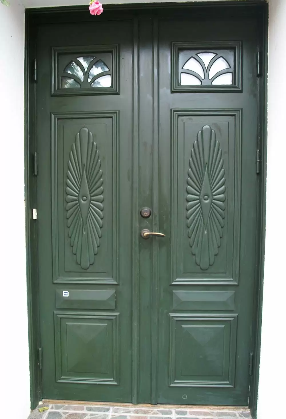En grön ytterdörr.