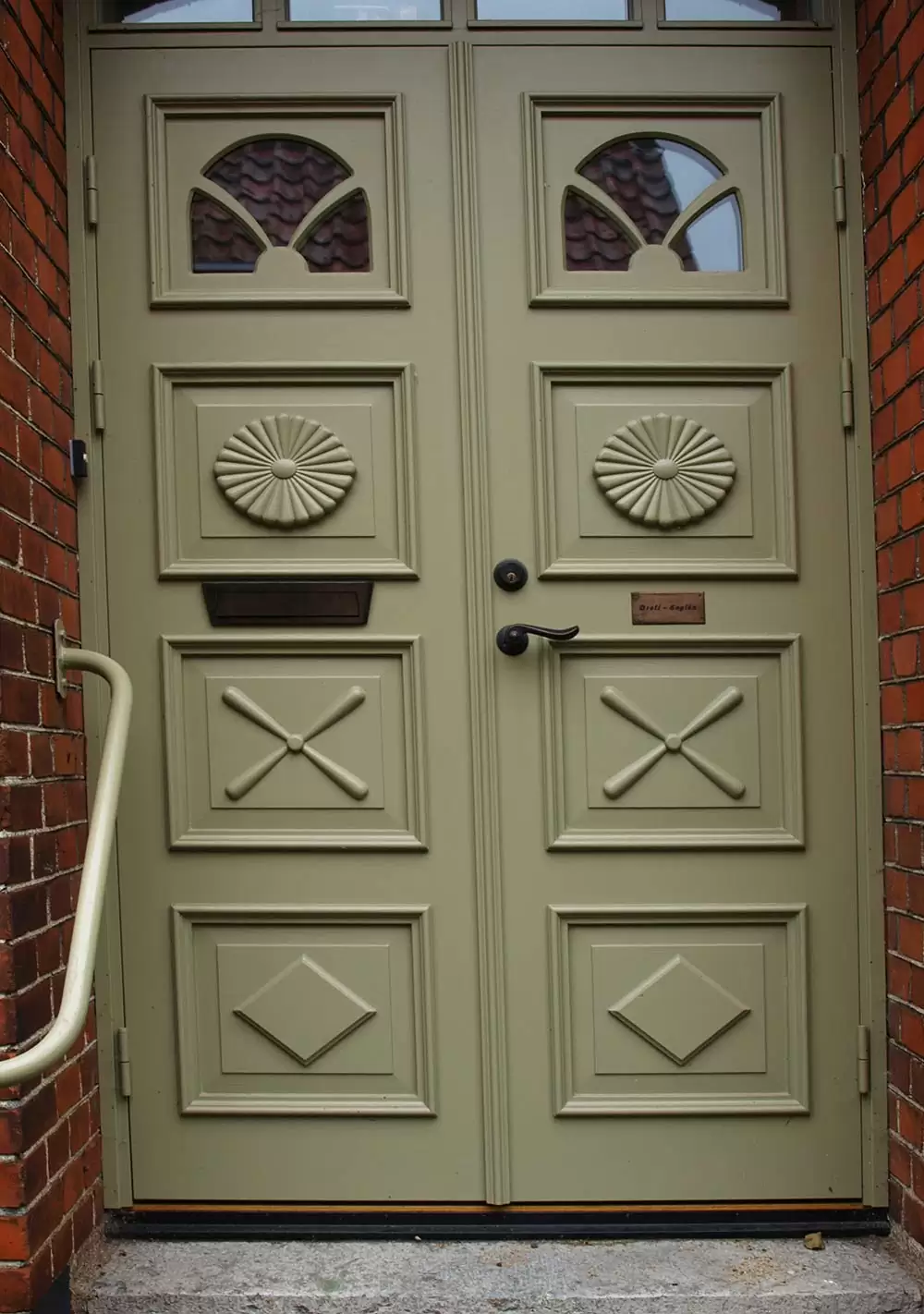 En grön ytterdörr.