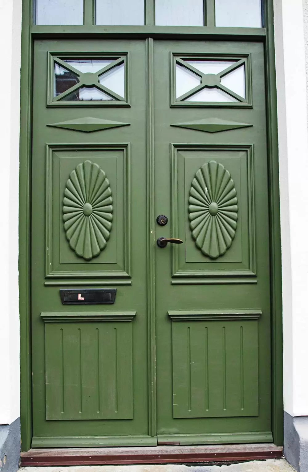 En grön ytterdörr.