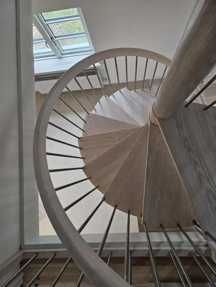 Spiraltrappa i ask med räcke i ask