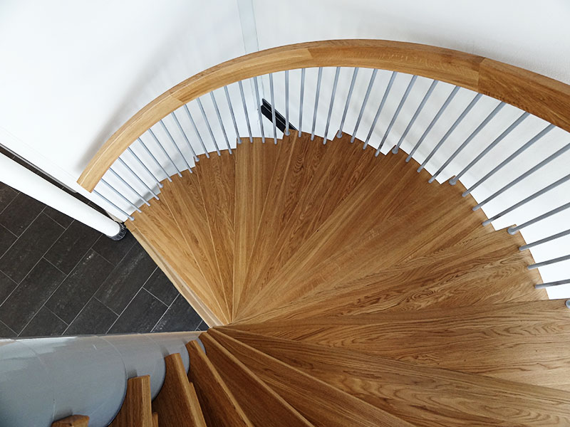 Spiraltrappa i trä inomhus.
