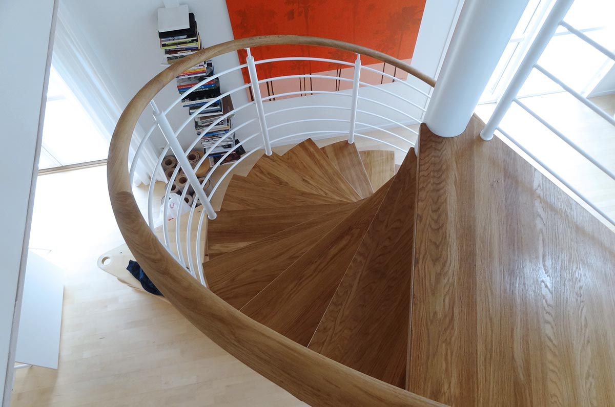 En spiraltrappa i trä inomhus.