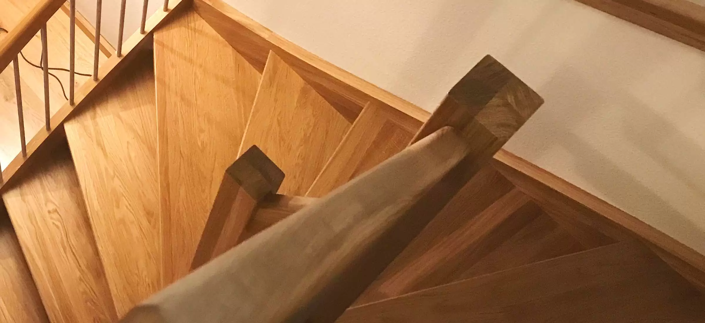 Trätrappa i ek inomhus.