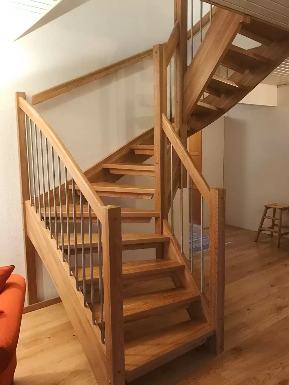 En trätrappa inomhus.