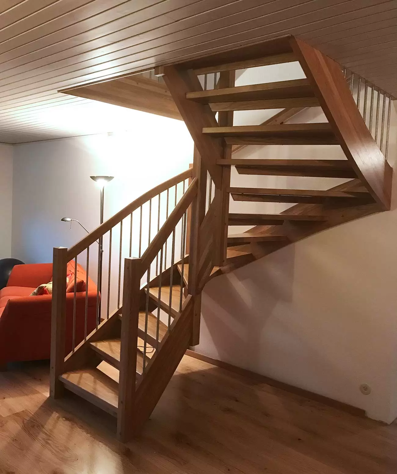 En trätrappa inomhus.