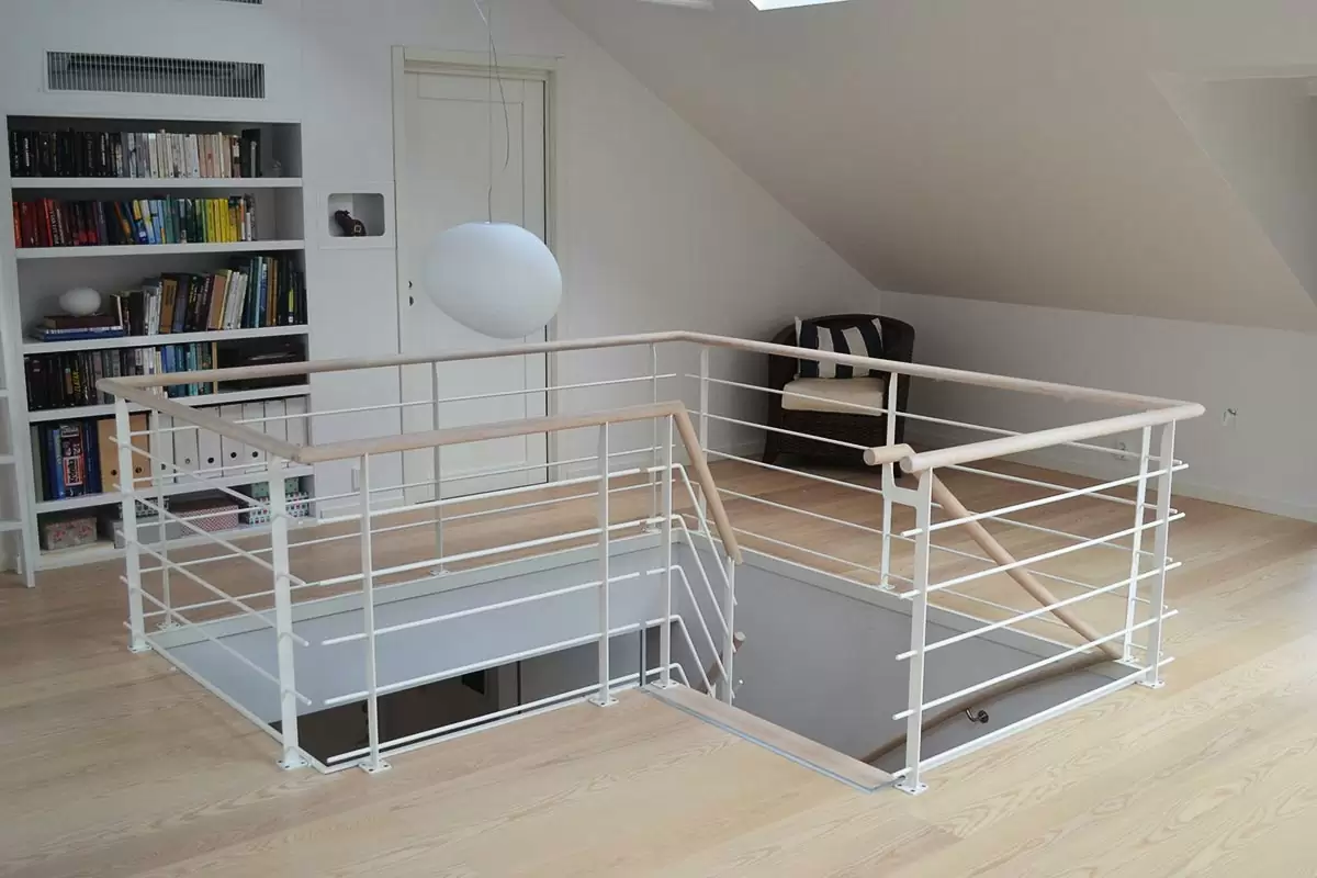 En trätrappa i ask inomhus.