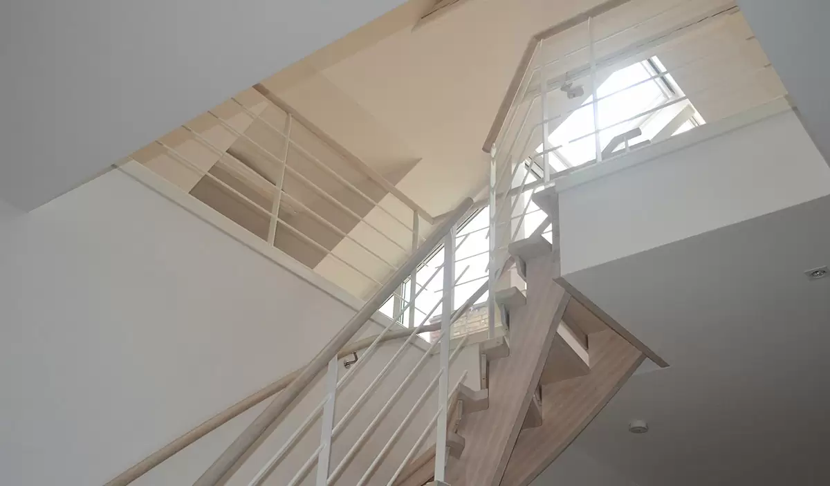 En trätrappa i ask inomhus.