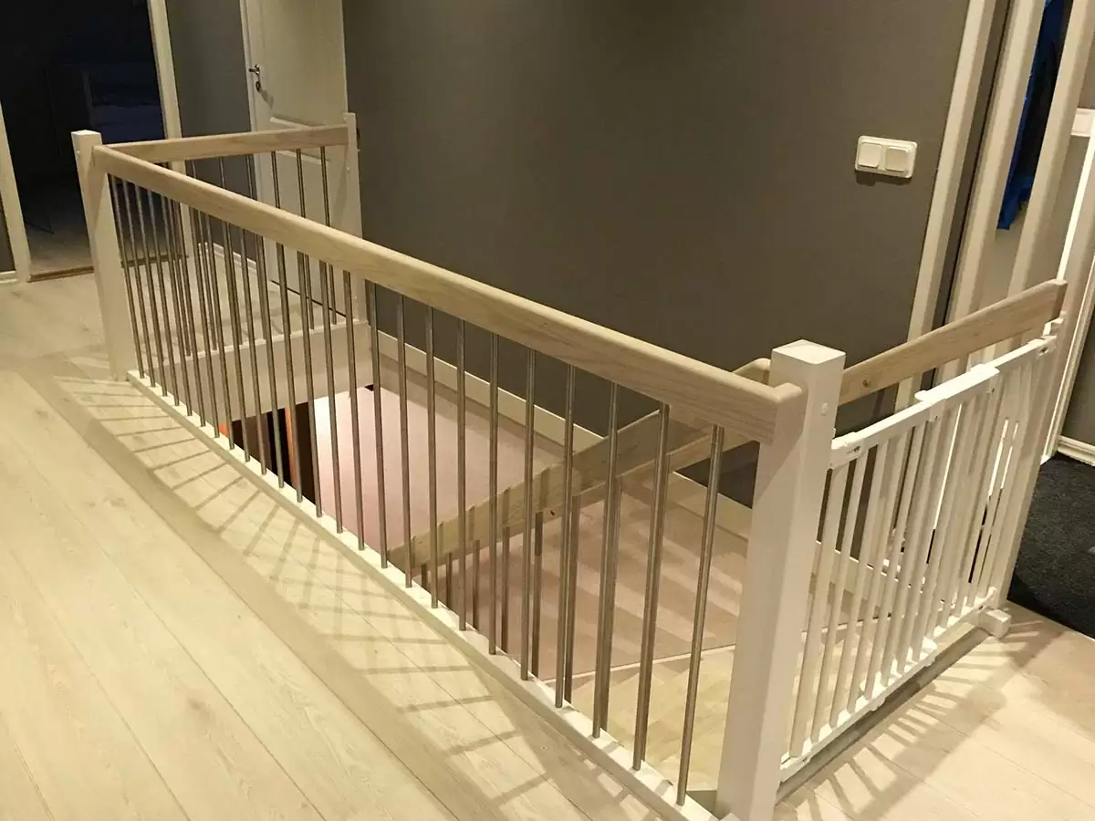 En trätrappa i ask inomhus.