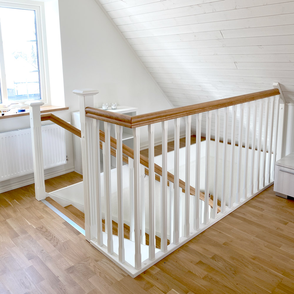 Vi bygger trappor - trappsats från parektt som har med vitt staket och träreling