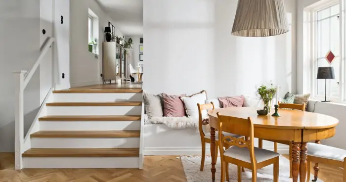 Halvtrappa med fyra breda steg i ek